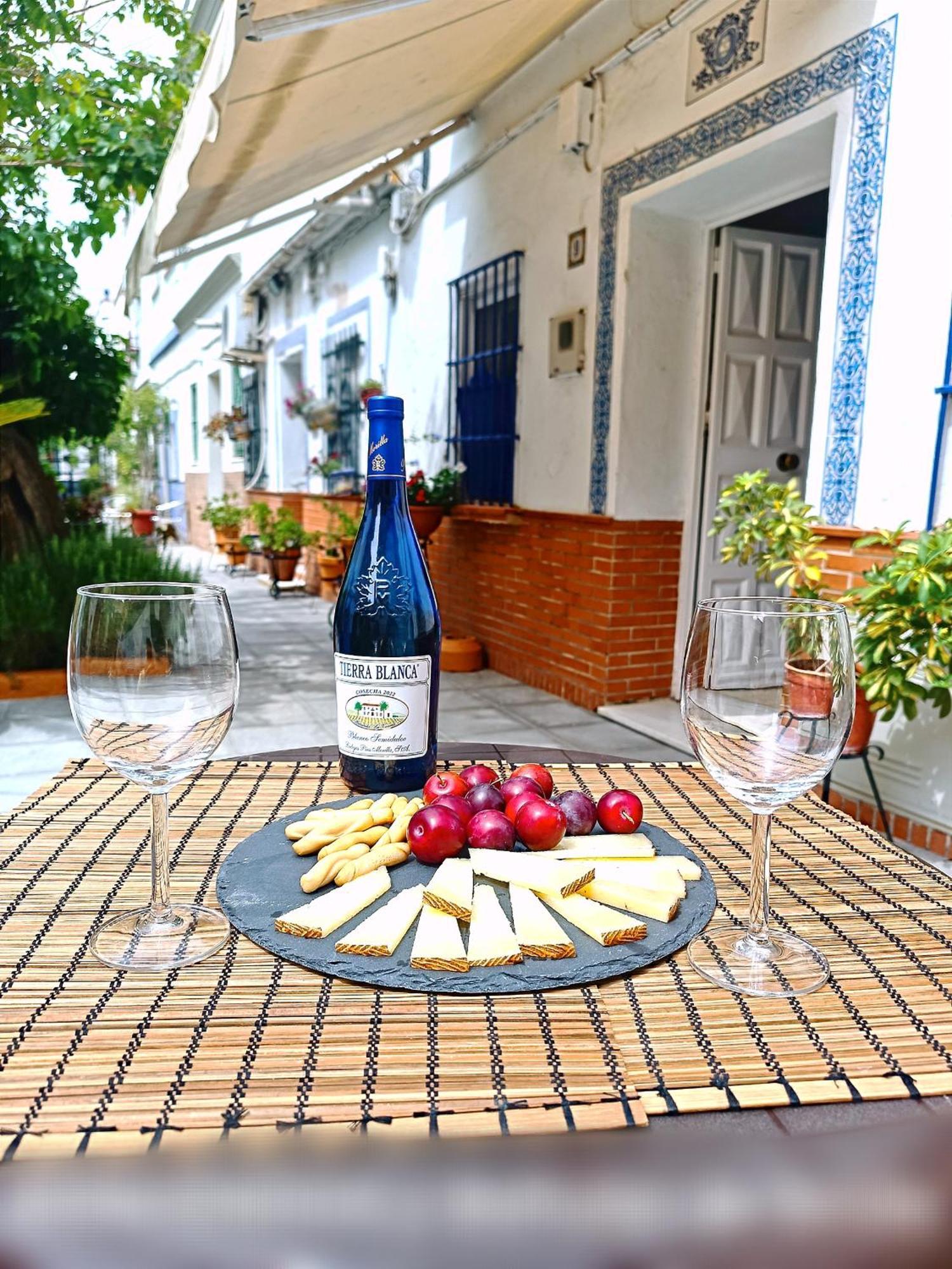 Tipico Y Pintoresco Patio De Vecinos, Con Encanto Seville Exterior photo